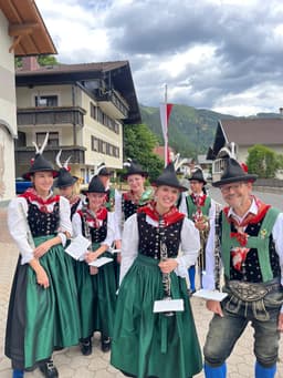 Musikantinnen und Musikanten der Musikkapelle Nikolsdorf beim Bezirksfeuerwehrtag