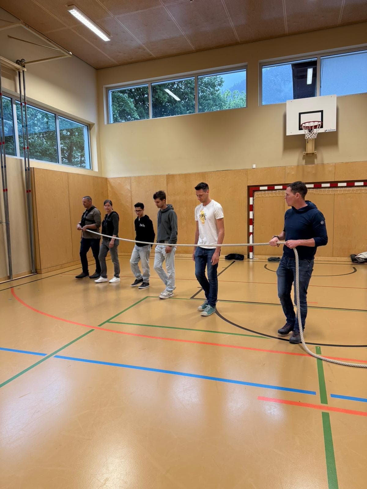 Marschierprobe der Musikkapelle in der Turnhalle mit Formationsübung am Seil