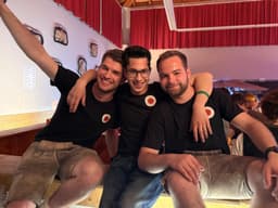 Bar-Team der Musikkapelle Nikolsdorf in Vereins-Shirts beim Musikball