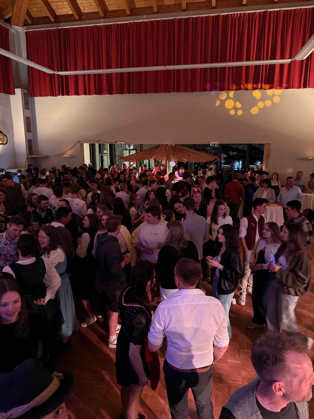 Voller Saal mit tanzenden Gästen beim Musikball der Musikkapelle Nikolsdorf