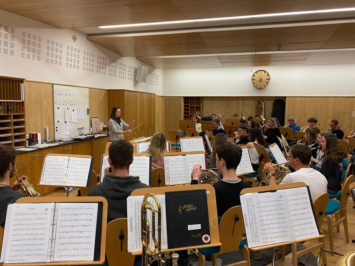 Musikkapelle Nikolsdorf bei der Probe mit Bezirkskapellmeisterin Lisa Steiger