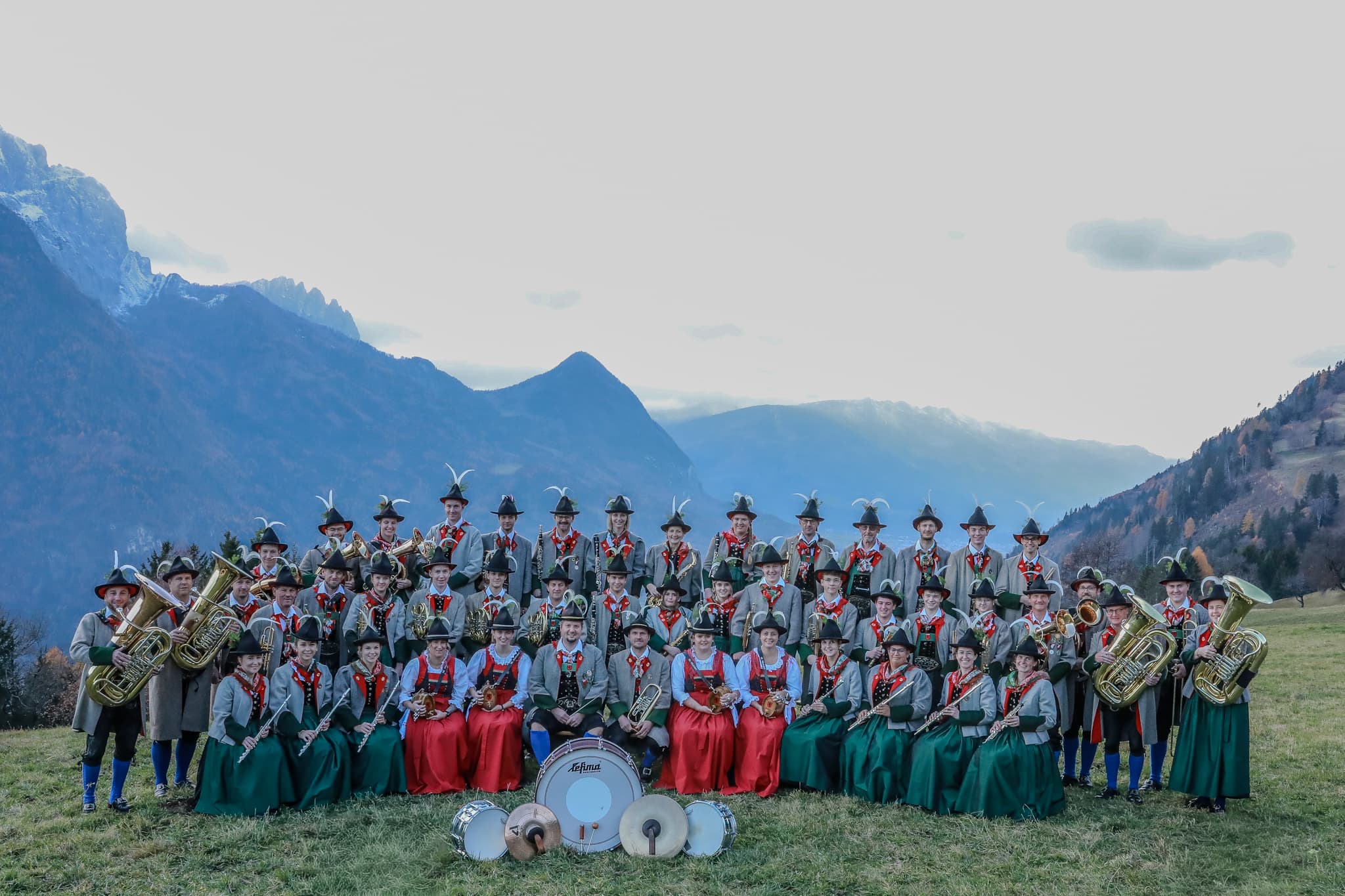 Musikkapelle Nikolsdorf in Tracht vor der Osttiroler Bergkulisse