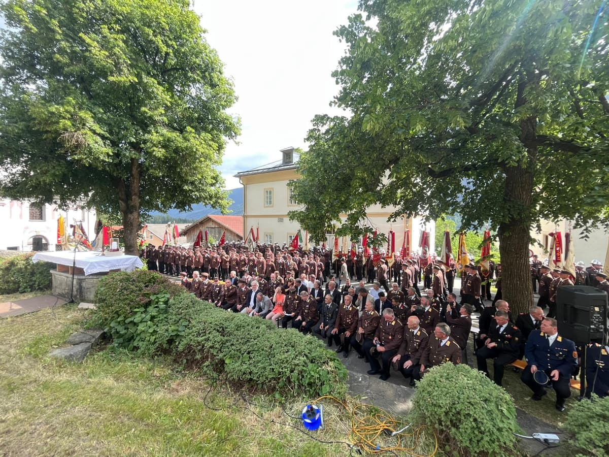 Festakt mit Musikkapelle am Nikolsdorfer Kirchplatz beim Bezirksfeuerwehrtag