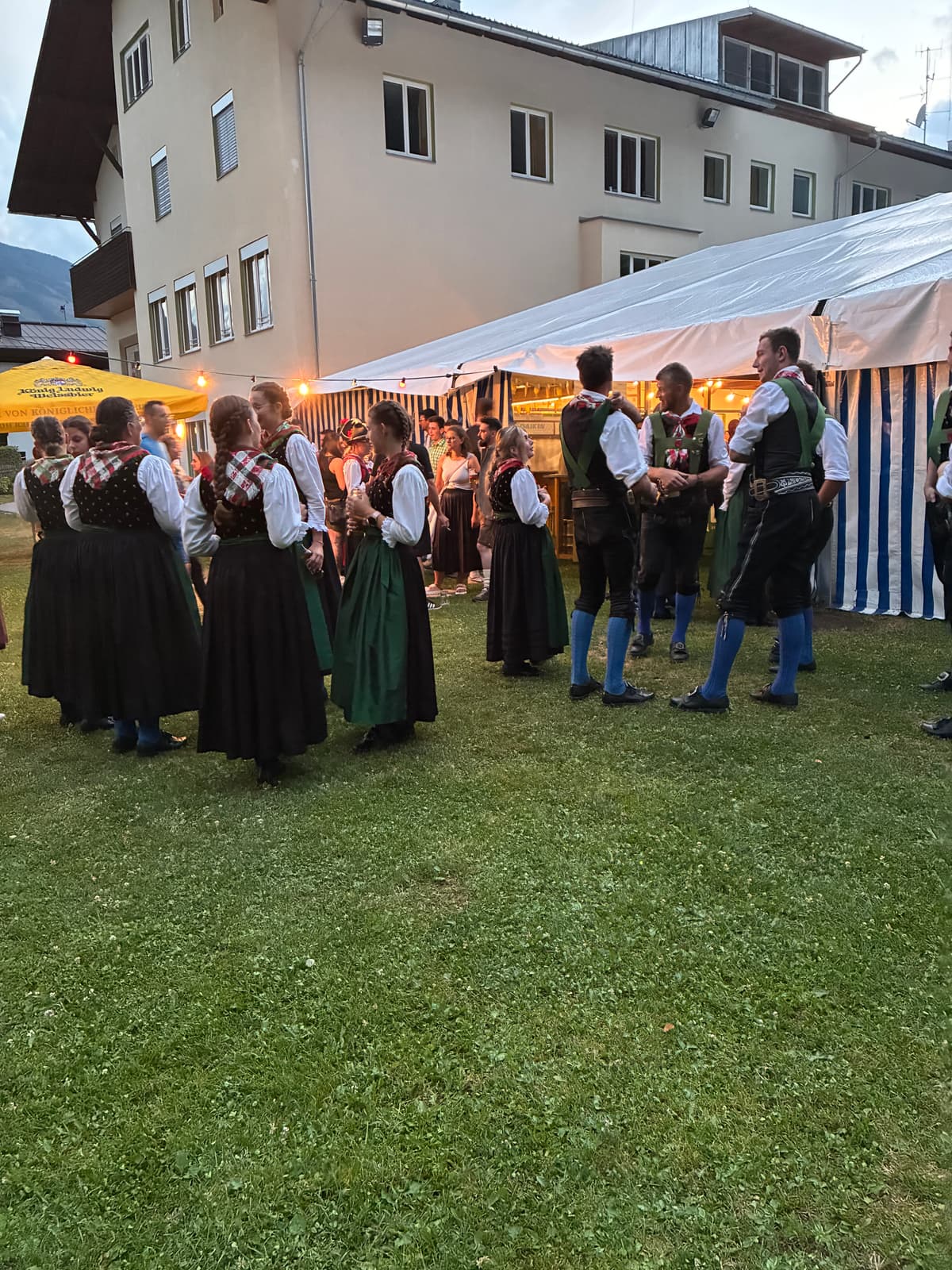 Unsere Musikanten vor dem Festzelt des Thurner Helenkirchtags