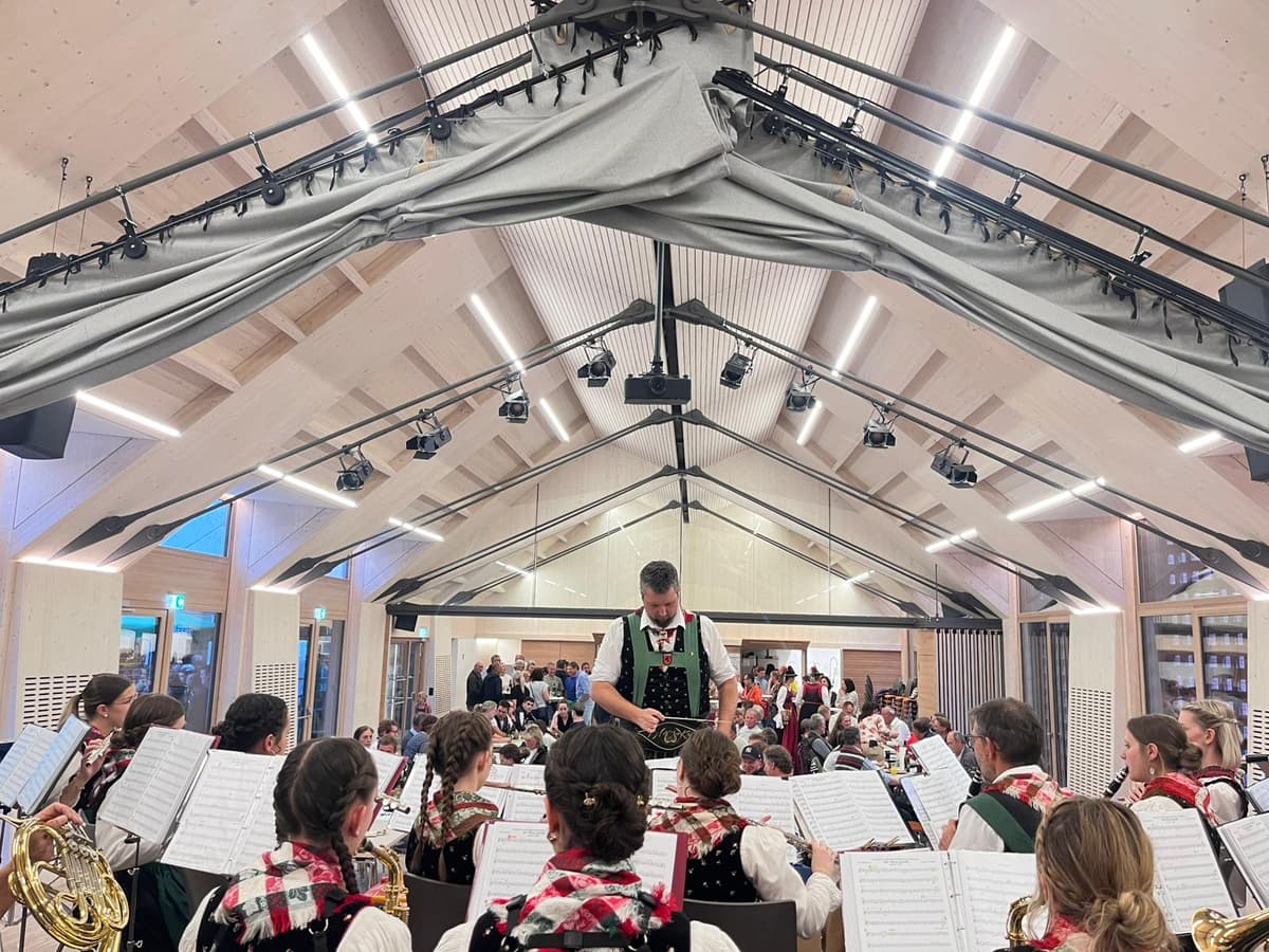 Dirigent Dimon Mair leitet die Musikkapelle Nikolsdorf beim Maibaumkonzert in Oberdrauburg
