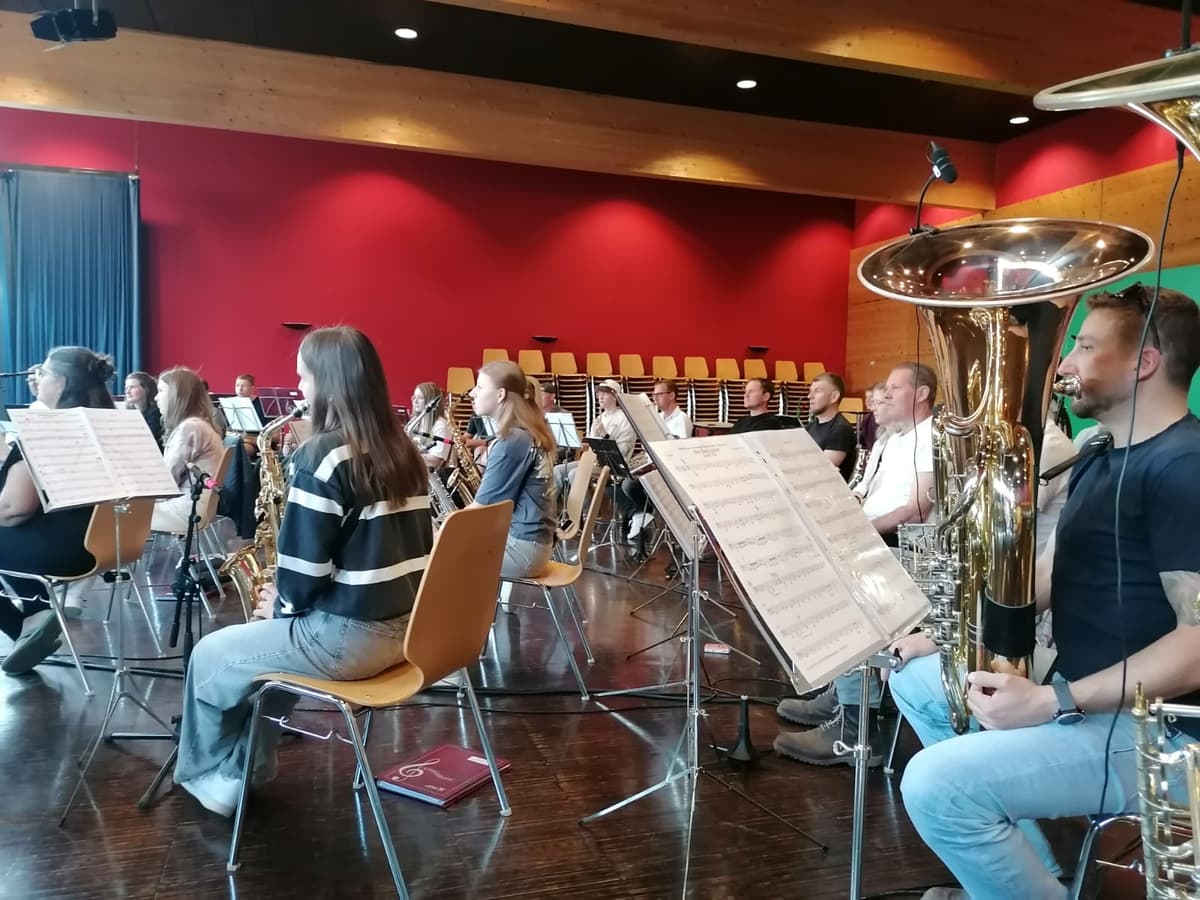 Musikkapelle Nikolsdorf während einer Tonaufnahme